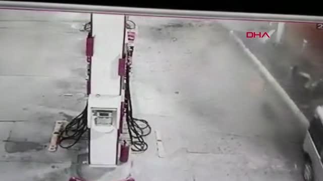 BURSA-HAFİF TİCARİ ARAÇ AKARYAKIT İSTASYONUNA DALDI; 1 AĞIR YARALI