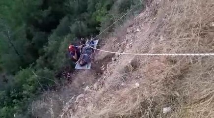 YAMAÇTA MANZARA İZLERKEN 30 METRE YÜKSEKLİKTEN DÜŞÜP, YARALANDI