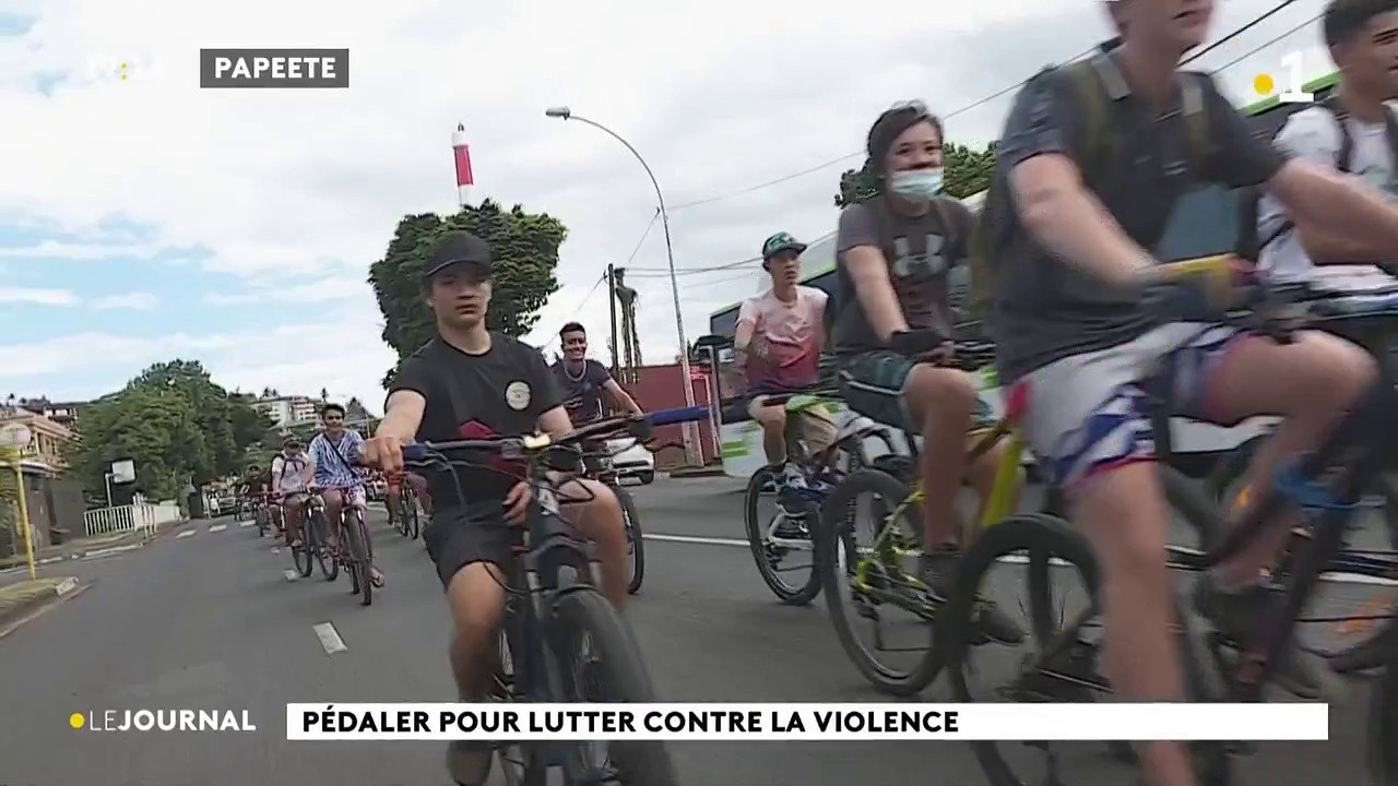 A vélo dans la ville, des jeunes roulent contre la violence
