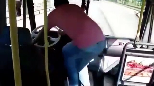 Çılgın sürücü direksiyonu bırakıp horon çekti