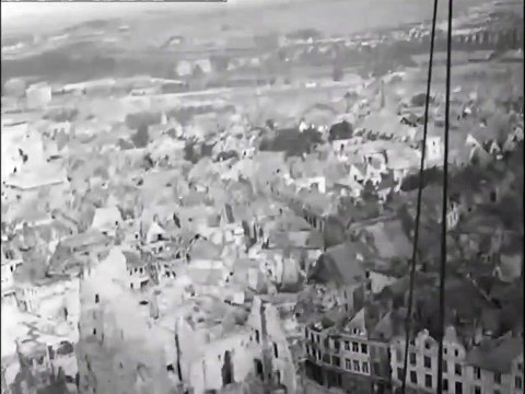 Première guerre mondiale - Arras - 2 dirigeables survolent le champ de bataille en 1919