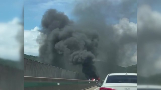 제2중부고속도로 차량 5대 추돌...5명 경상·1대 전소 / YTN