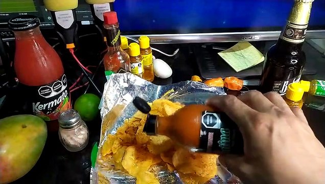 receta de cocina preparando unas papas sabritas barcel con salsa picante valentina limon al estilo borracho