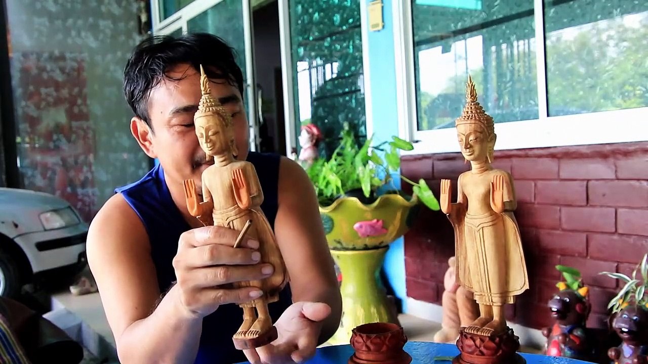 มหาสารคาม หนุ่มช่างฝีมือรับงานแกะสลักไม้ต่างๆ รายได้เดือนละ 2 หมื่นแม้ช่วงโควิด-19