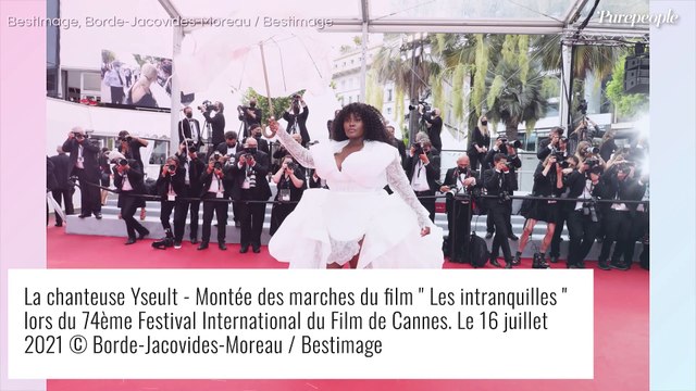 Cannes 2021 : Yseult décolletée et ultra stylée, sa tenue spectaculaire fait sensation