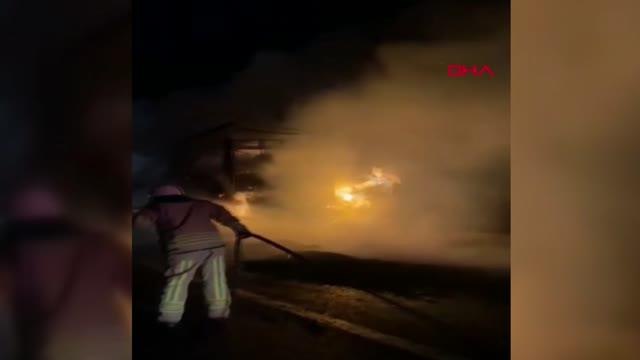 İSTANBUL-KUZEY MARMARA OTOYOLU'NDA SAMAN YÜKLÜ TIR ALEV ALEV YANDI