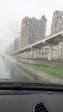 Caldo record, negli Emirati Arabi autorità provocano piogge artificiali - video