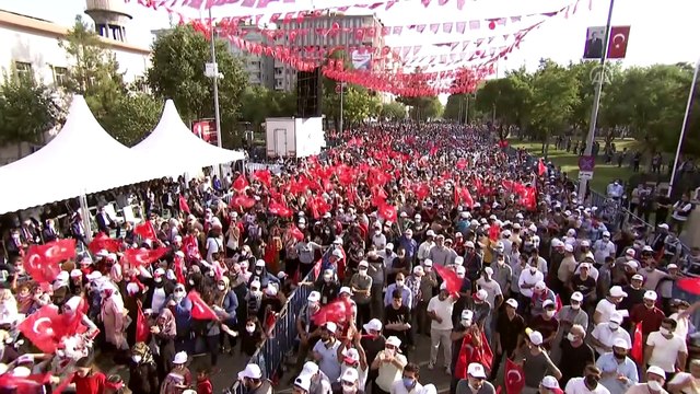 DİYARBAKIR - Cumhurbaşkanı Erdoğan: 'AK Parti'nin en büyük özelliği ülkenin dört bir yanında, iç ve dış şartlar ne olursa olsun, eser ve hizmet siyasetini kesintisiz sürdürmüş olmasıdır'