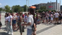 KALABALIK TURİST GRUBU TAKSİM'E AKIN ETTİ