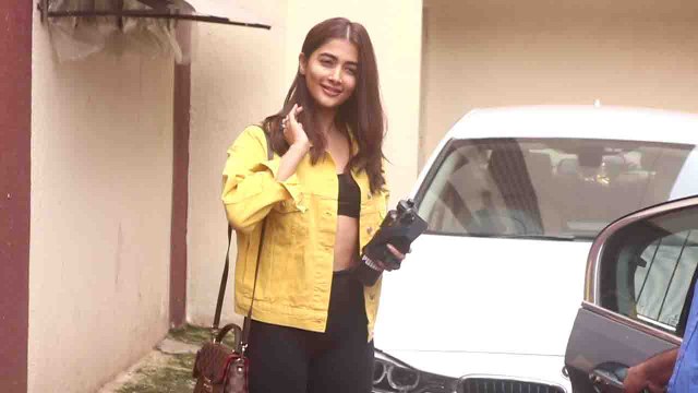 Pooja Hegde Spotted at Gym in Santacruz watch out | FilmiBeat