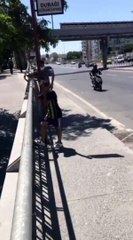 Küçükçekmece E-5'te çocukların tehlikeli oyunu