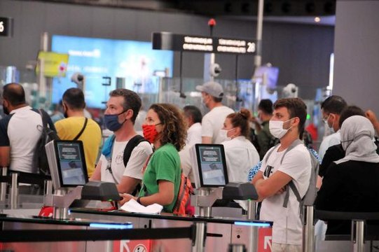 İSTANBUL HAVALİMANI'NDA BAYRAM ÖNCESİ YOĞUNLUK; İKİ GÜNDE 2 BİN 122 UÇUŞ