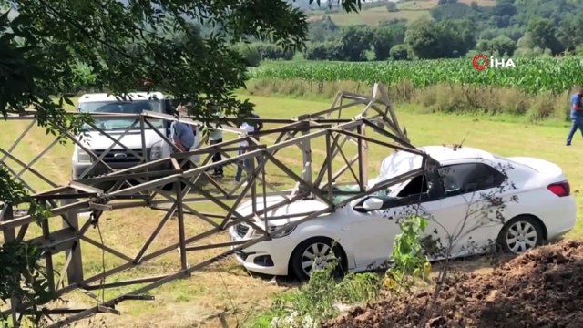 3 tonluk yüksek gerilim hattı direği otomobilin üzerine devrildi