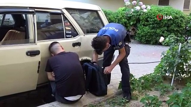 Arabasında tanımadığı birini uyurken buldu
