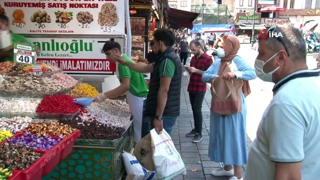 Eminönü'nde bayram alışverişi yoğunluğu yaşanıyor