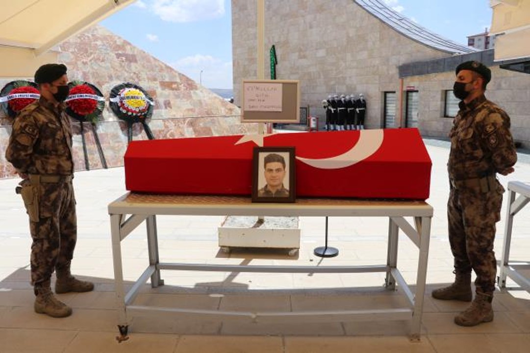 Son dakika haberleri! Samsun'da eşi tarafından öldürülen polis memurunun cenazesi Sivas'ta toprağa verildi