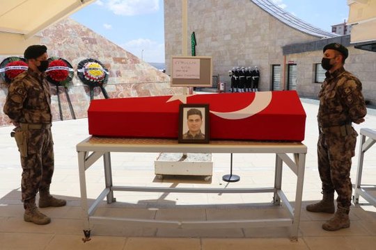 Son dakika haberleri! Samsun'da eşi tarafından öldürülen polis memurunun cenazesi Sivas'ta toprağa verildi