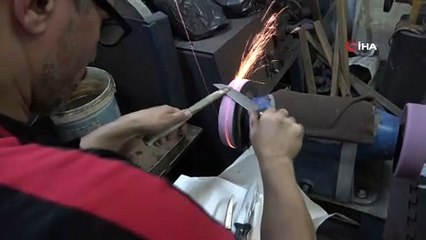 Bıçaklar kurbanlıklar için bileniyor