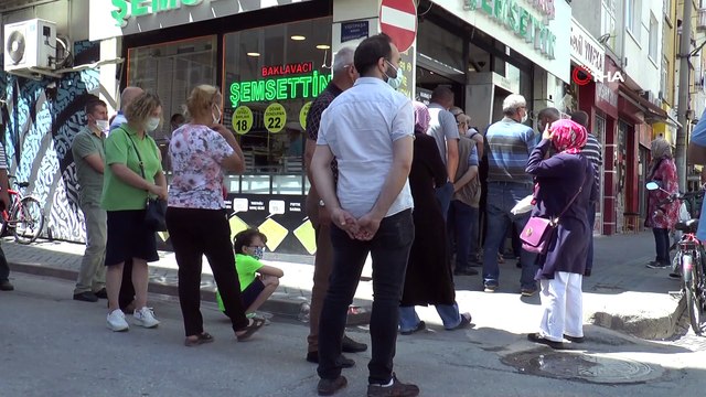 39 derece sıcağa aldırış etmeden saatlerce baklava kuyruğunda beklediler- Aynı baklavacı, aynı kuyruk