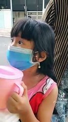 Bé gái một mình đi nhận cơm từ thiện về cho bà nội