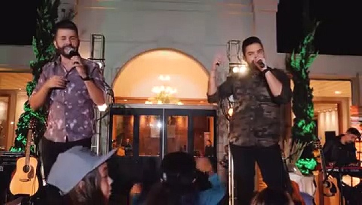 1.Douglas e Vinícius