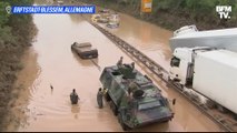 En Allemagne, des soldats utilisent un véhicule blindé pour remorquer des voitures bloquées sur une autoroute inondée