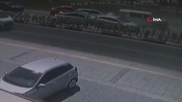 Son dakika haber... 7 aracın karıştığı zincirleme kaza kamerada: 8 yaralı