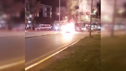 Park halindeki otomobil alev topuna döndü