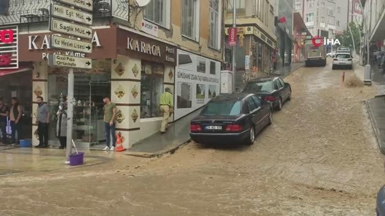 10 dakikalık yağışın ardından caddeler ve yollar göle döndü