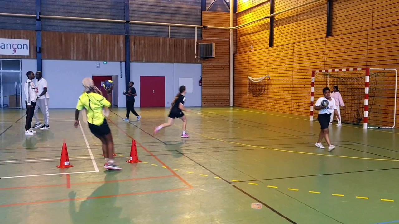 Entraînement de U13F au gymnase Diderot animé par le Coach Douta avec nos jeunes entraîneurs: Junior, Mariama et Chantale.