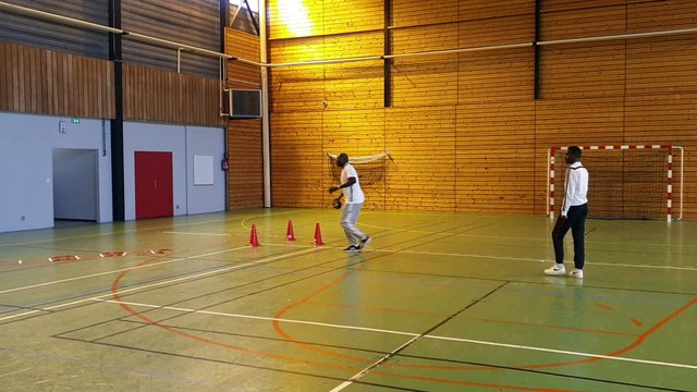 Stage de U13F au gymnase Diderot animé par le Coach Douta avec nos jeunes entraîneurs: Junior, Mariama et Chantale.