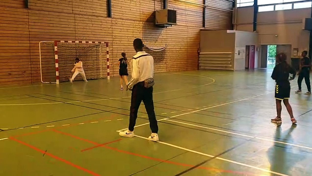 Stage de U13F pendant les périodes scolaires au gymnase Diderot animé par le Coach Douta avec nos jeunes entraîneurs: Junior, Mariama et Chantale.