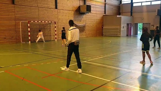 Stage de U13F pendant les périodes scolaires au gymnase Diderot animé par le Coach Douta avec nos jeunes entraîneurs: Junior, Mariama et Chantale.