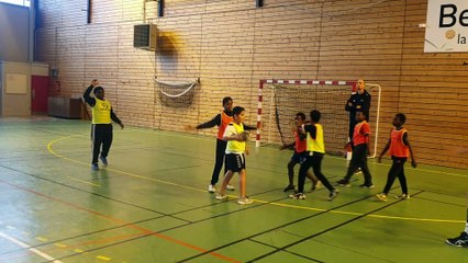 Entraînement de U13G au gymnase Diderot animé par le Coach Sylvain avec Tadjidine qui est en apprentissage en ce moment.