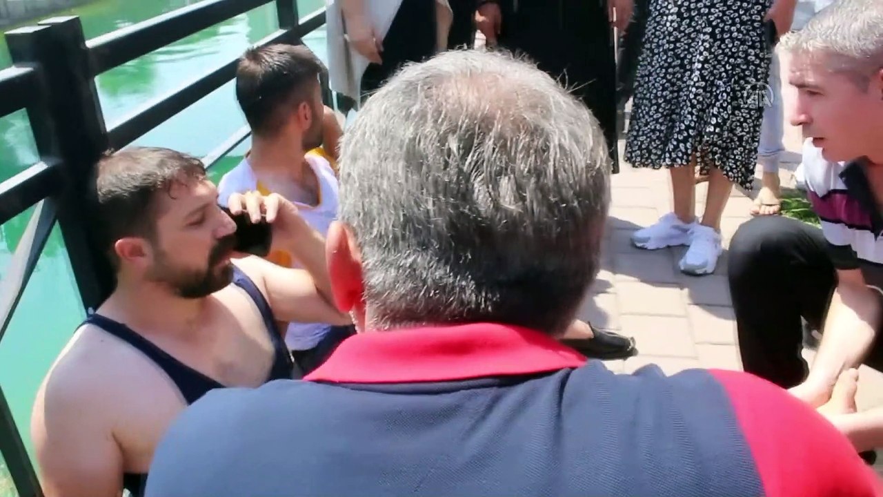 ADANA - Sulama kanalına devrilen otomobildeki 2 kişi kendi imkanlarıyla kurtuldu