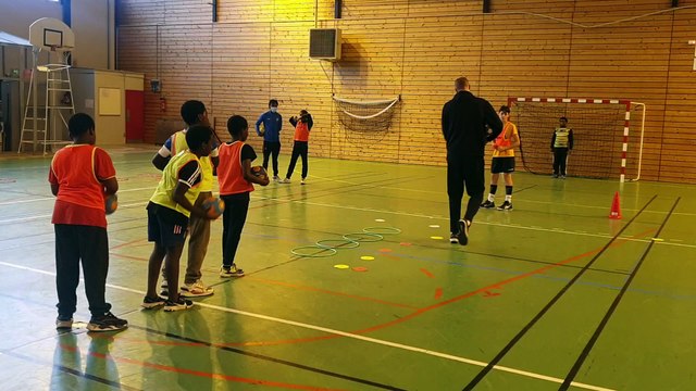 Stage de U13G au gymnase Diderot animé par le Coach Sylvain avec Tadjidine qui est en apprentissage en ce moment.