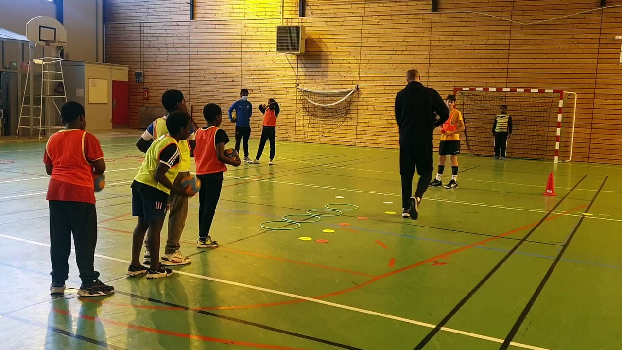 Stage de U13G au gymnase Diderot animé par le Coach Sylvain avec Tadjidine qui est en apprentissage en ce moment.