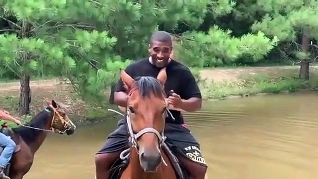 Un cheval bien trop chargé se venge de son cavalier