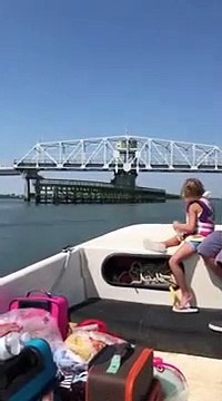 Un voilier passe sous un pont et se fait arracher le mât