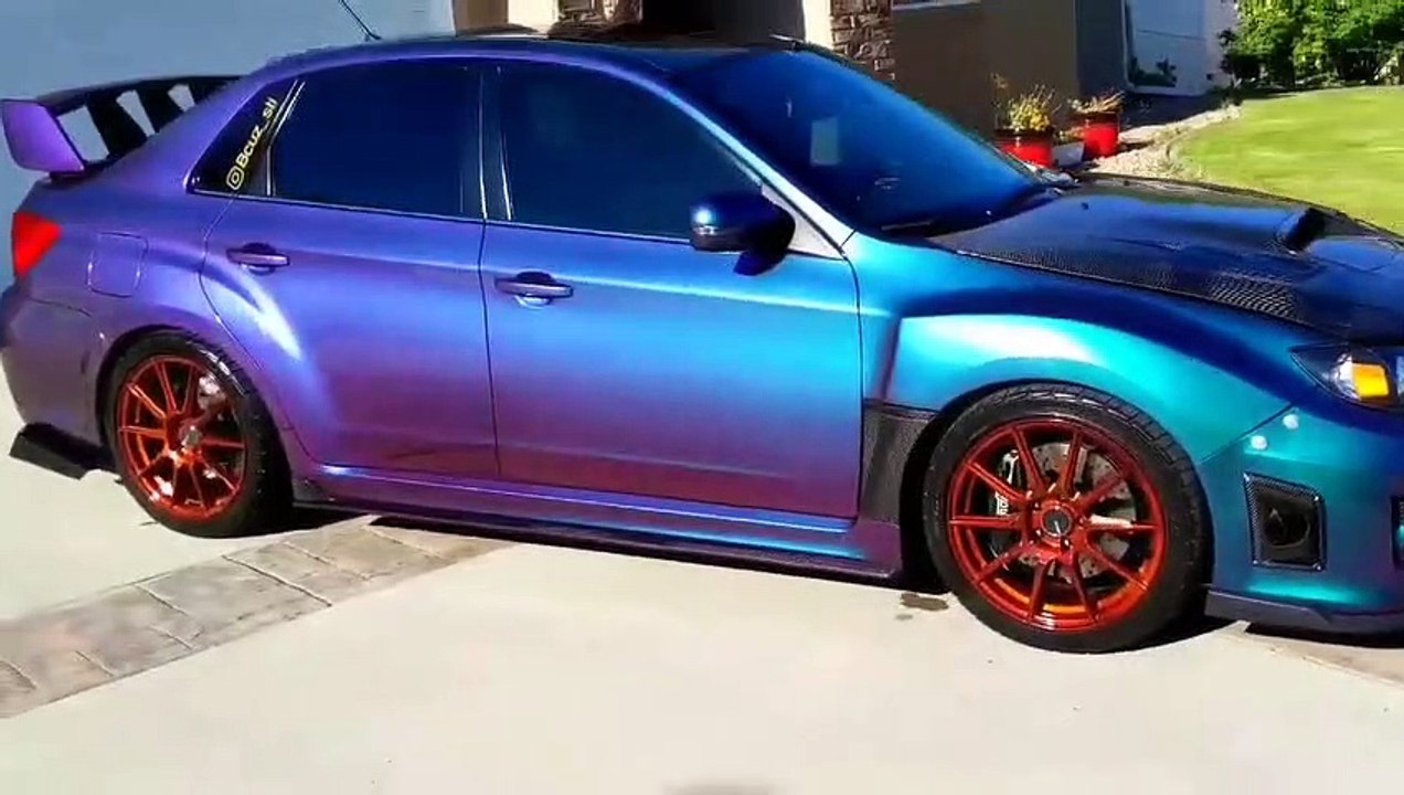 La peinture de cette voiture change de couleur en fonction de l