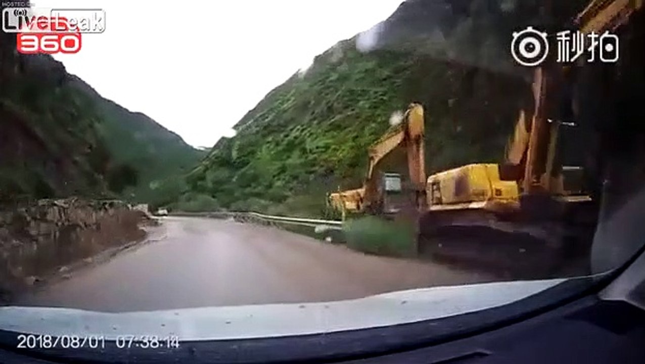 Ce 4x4 évite de justesse un glissement de terrain impressionnant... chanceux