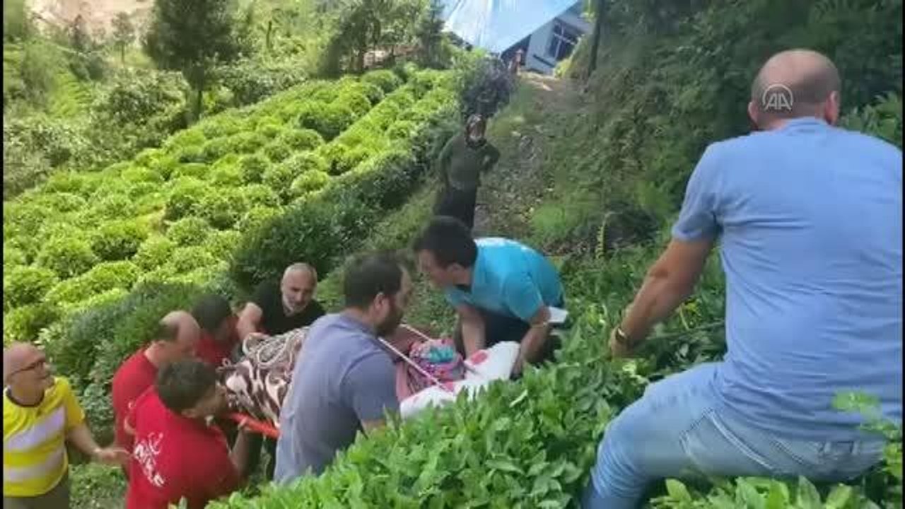 Son dakika haber | Rize Valiliği sel ve heyelan esnasında bir vatandaşın yaralı olarak kurtarılması ile görüntü paylaştı