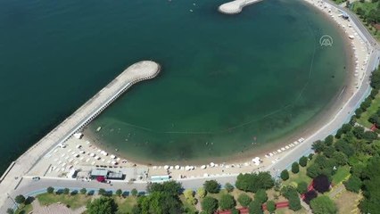 (DRONE) Güzel havayı değerlendiren vatandaşlar, Caddebostan sahilinde denize girdi