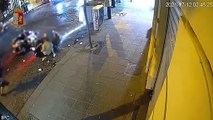 Poliziotto ferito a Napoli, in video rapinatore spara e scappa