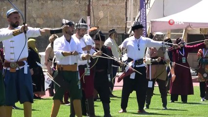 111 okçunun katıldığı şampiyona nefes kesti