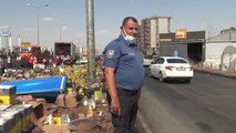 DİYARBAKIR - Devrilen tırdaki sıvı yağın çevreye saçılması nedeniyle yol trafiğe kapandı