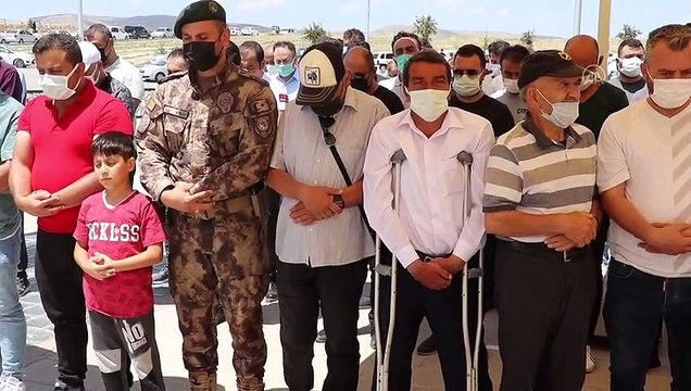 SİVAS - Samsun'da eşi tarafından öldürülen polis memurunun cenazesi Sivas'ta toprağa verildi