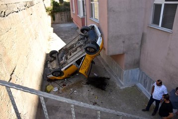 Sürücüsünün el frenini çekmeyi unuttuğu araç apartman boşluğuna düştü