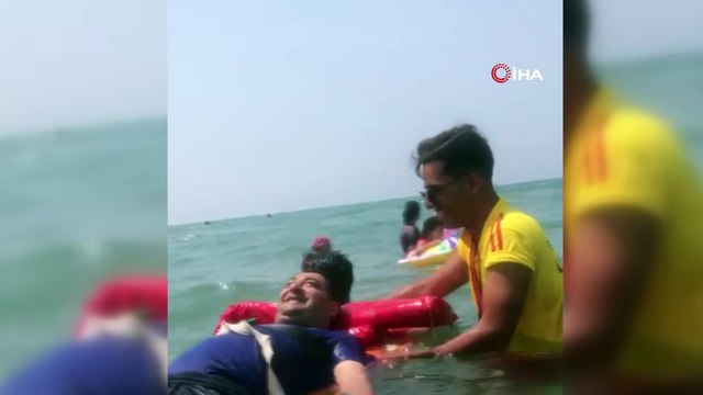 Hayatında ilk kez denize girmenin mutluluğunu yaşadı