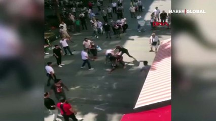 Antalya'nın en işlek caddesinde tekme tokatlı kavga kamerada